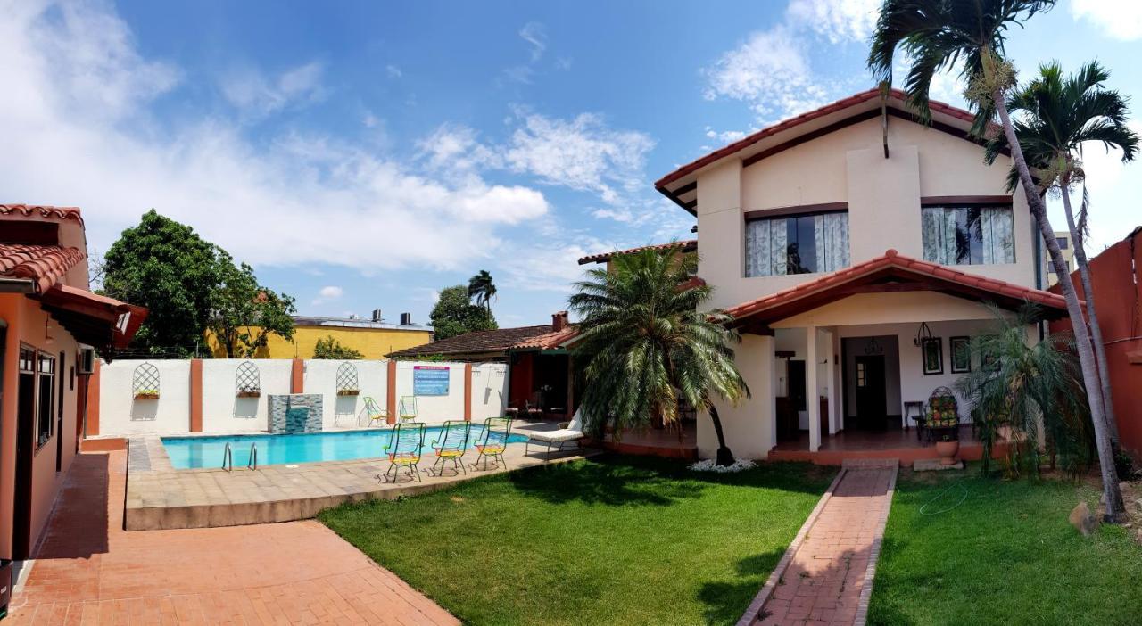 Lili'S Hostel Santa Cruz de La Sierra Zewnętrze zdjęcie