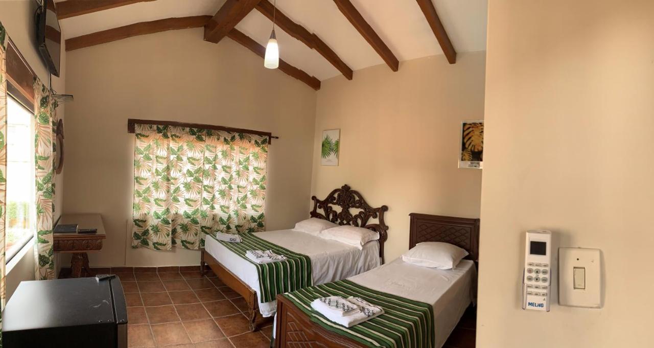 Lili'S Hostel Santa Cruz de La Sierra Zewnętrze zdjęcie