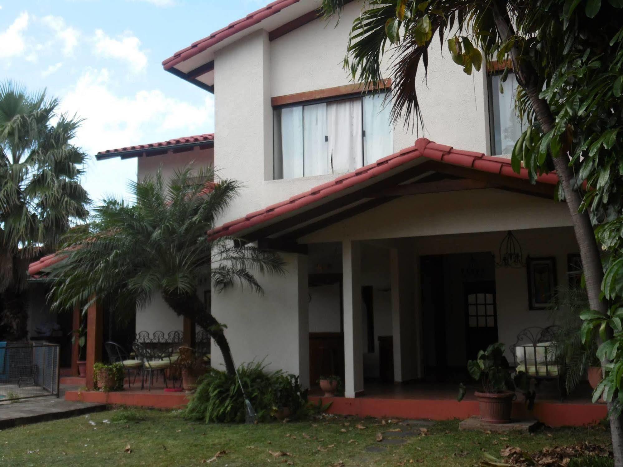 Lili'S Hostel Santa Cruz de La Sierra Zewnętrze zdjęcie